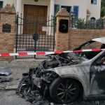 Botschaftsfahrzeug erleidet Totalschaden