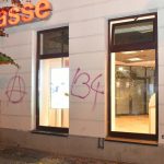Kaputte Scheiben und Autos und besprühte Häuser nach Sponti