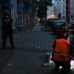 Während Stromausfall Barrikade gebaut und Graffiti gemalt