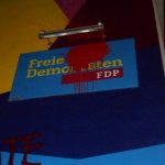 Farbe gegen mehrere Parteibüros