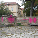 Ehrenmal mit Farbe besprüht