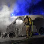 Zwei Amazon-Lieferwagen angezündet