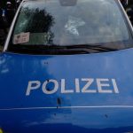 Polizeiwagen mit Steinen und Farbe attackiert