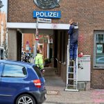 Polizeiwache mit Farbe beschmissen