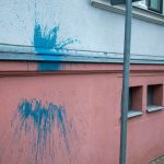 Farbbeutel auf Polizeigebäude geworfen