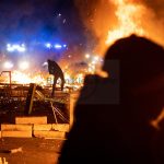 Barrikadenbau und Angriffe auf Polizei
