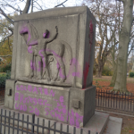 Farbe gegen Kriegerdenkmäler