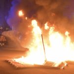 Barrikade angezündet und Polizei beworfen