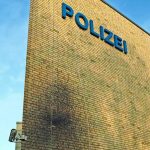 Bitumen gegen Polizeiwache