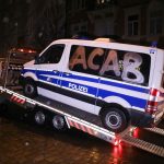 Polizeifahrzeuge während Einsatz beschädigt