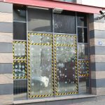 Farbe und Steine gegen Polizeiposten