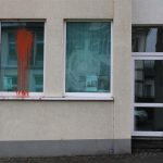 Polizeiwache mit Steinen und Farbe angegriffen und Streifenwagen angezündet
