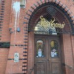 Farbe und Steine gegen Rathaus