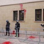 Farbbeutelwürfe gegen Landgericht bei Demo