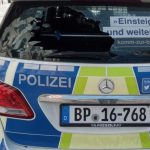 Scheibe an Polizeiauto eingeschlagen