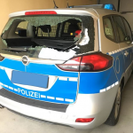 Streifenwagen mit Steinen beworfen