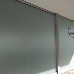 Polizeiniederlassung mit Steinen beworfen