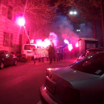 Sponti mit Pyro, Barrikadenbau und Farbbeuteln