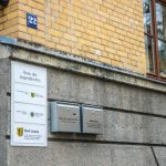 Steine und Farbe gegen "Haus des Jugendrechts", Steine gegen Polizeidienststelle