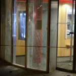 Steine gegen Sparkasse
