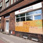 Scheiben bei Immofirma 'Berlinhaus' zerstört
