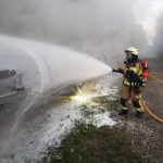 Kiesabbau-Förderband in Flammen