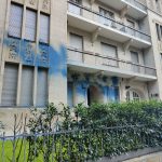 Farbe und Steine gegen Zentrale des Immobilienunternehmens Akelius