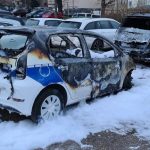 Mehrere Ordnungsamt-Fahrzeuge in Flammen