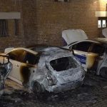 Vier Autos von Polizeibehörde abgefackelt