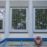Farbe und Steine gegen Polnisches Konsulat