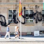 Steine und Farbe gegen sächsische Landesvertretung