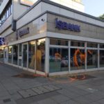 Farbe gegen İş Bank-Filiale