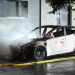 Mehrere Tesla-Pkw angezündet