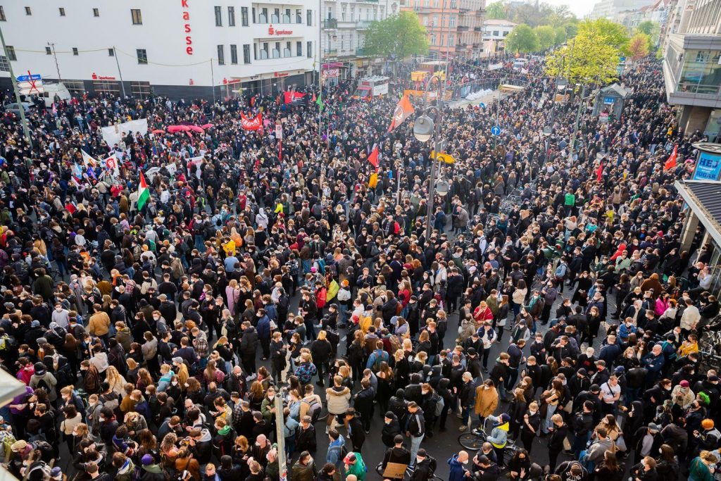 1. Mai 2021, Auftaktkundgebung mit 20.000 Menschen auf dem Hermannplatz in Berlin-Neukölln