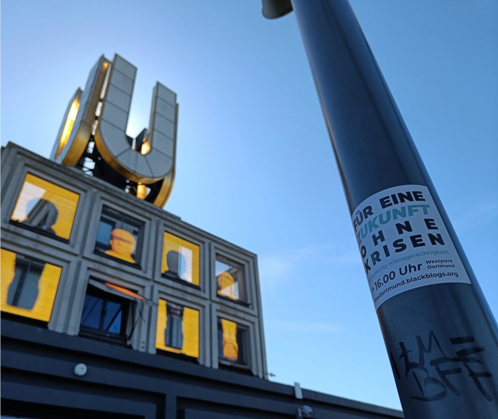 Dortmunder U mit Aufkleber für den 1. Mai