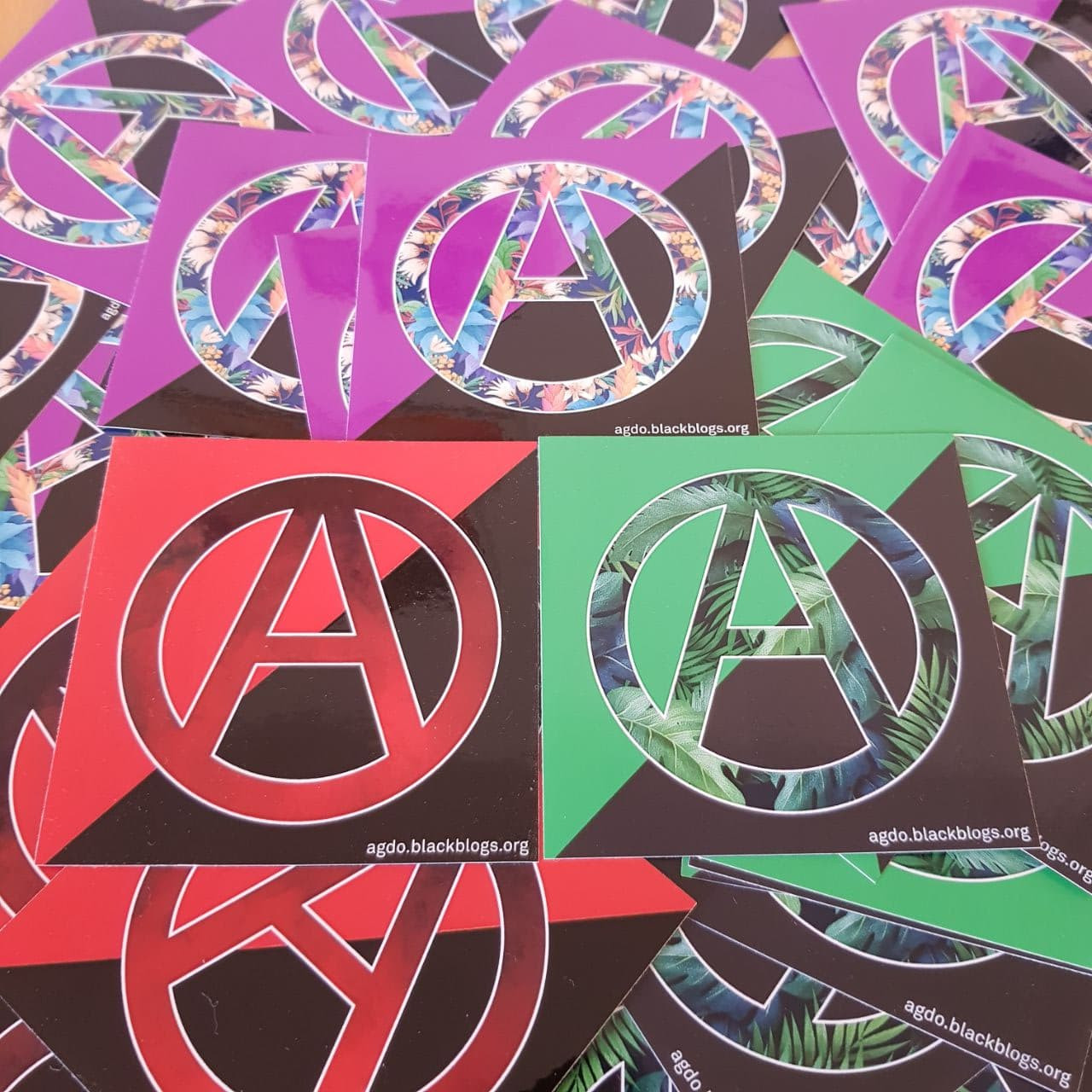 Stickermotive: Schwarz-Rot, Schwarz-Grün und Schwarz-Lila