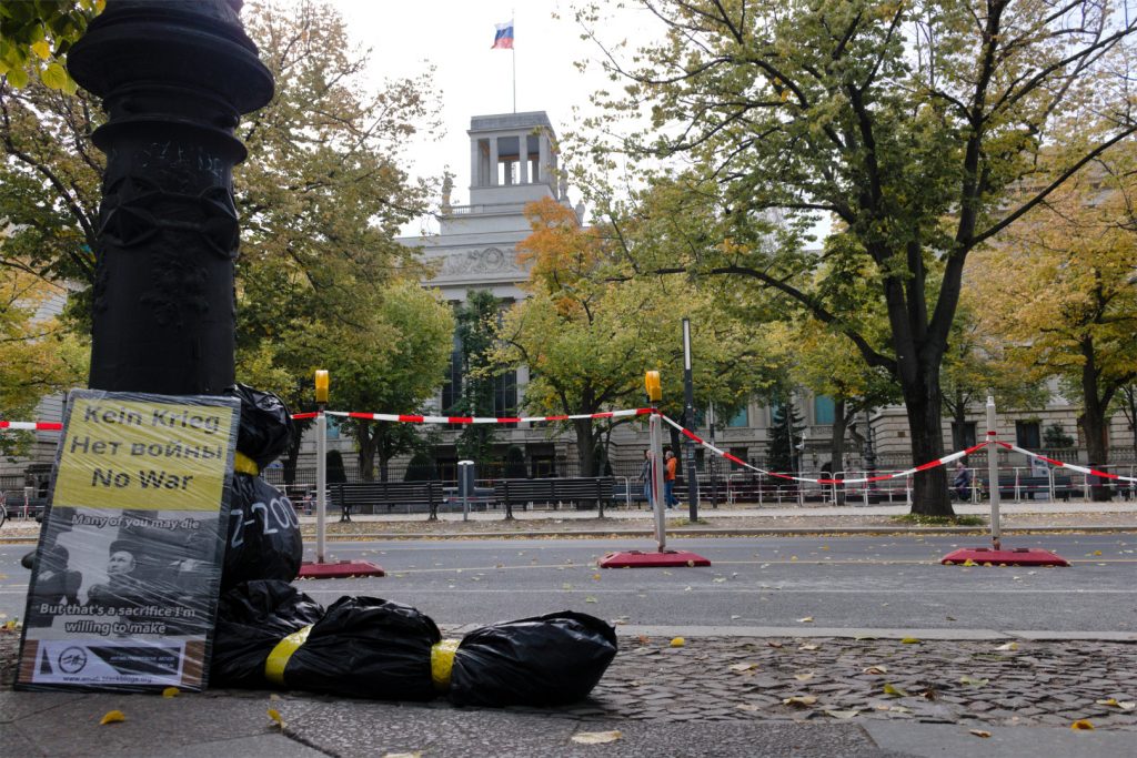 Leichensack vor der russischen Botschaft in Berlin