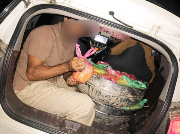 Essenspakete werden aus einem PWK heraus verteilt (Foto: WSF)