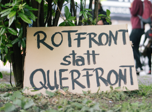 Bild eines Schilds mit der Aufschrift "Rotfront statt Querfront"