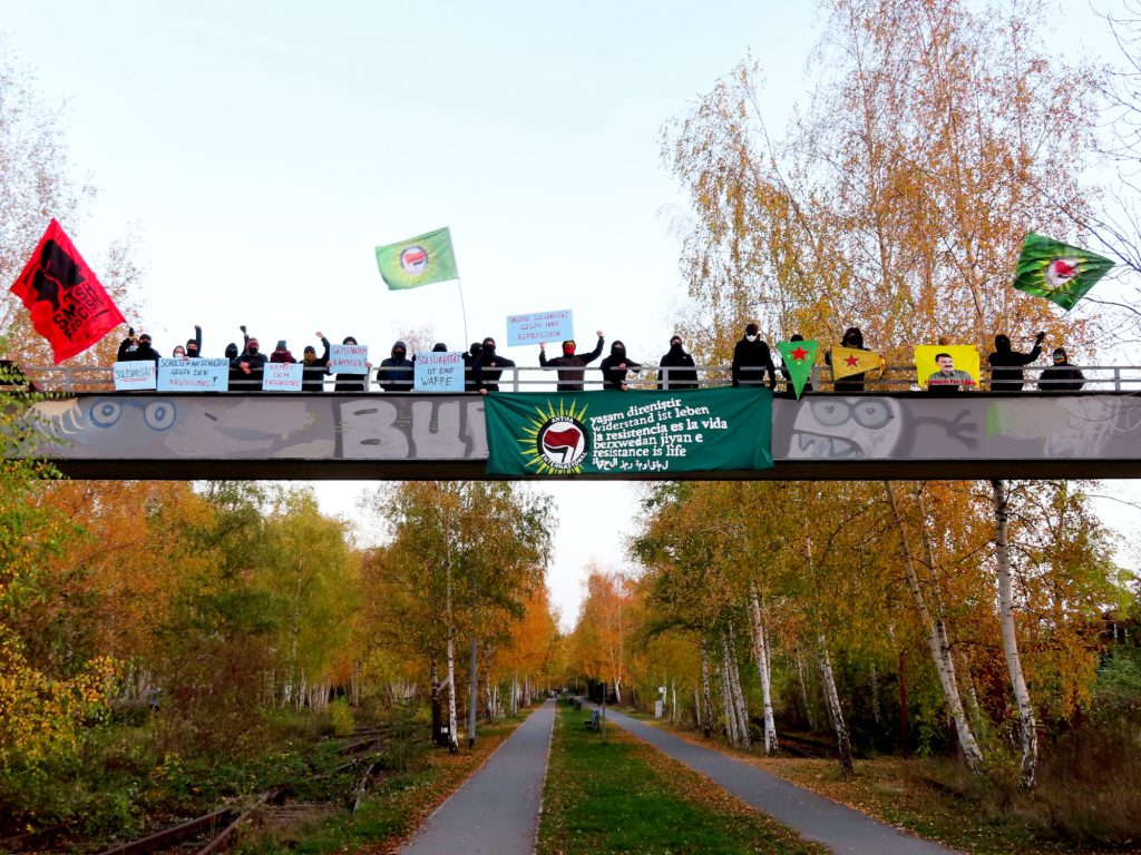 Soli-Foto mit Transparent und Antifa-Enternasyonal Fahnen