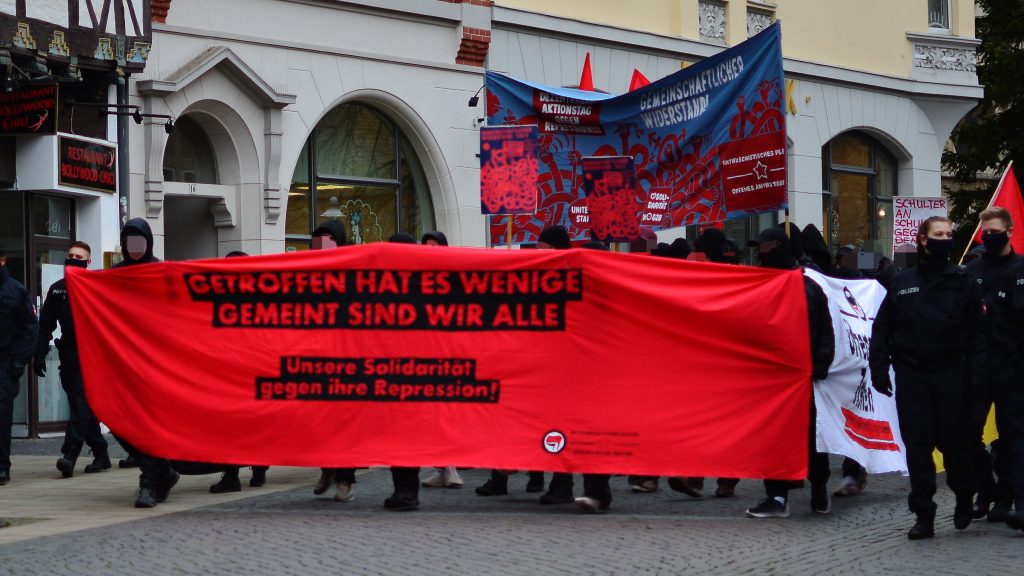 Spontandemonstration als Block mit Transparenten zur Kampagne Gemeinschaftlicher Widerstand