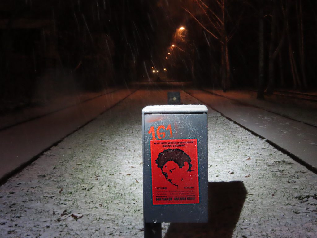 Plakate am Ringgleis, die an Oury Jalloh erinnern