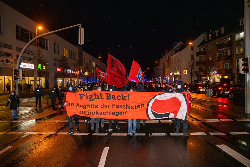 Foto:Demonstration mit 600 Menschen. Fronttransparent: fight back
