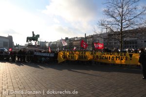 Transparent Schulter an Schulter - Kundgebung gegen AfD