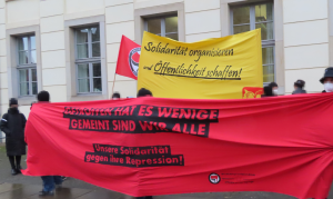 Foto vorm Amtsgericht am 17.01.2022 - Solidaritätskundgebung. 