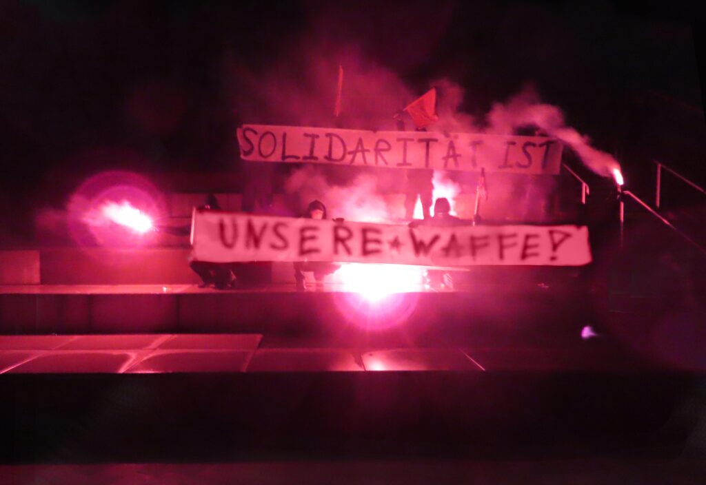 Solidarität ist unsere Waffe - Transparente, Rauch