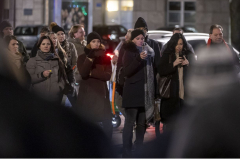 Manuela Ceresa hält das Handy quer