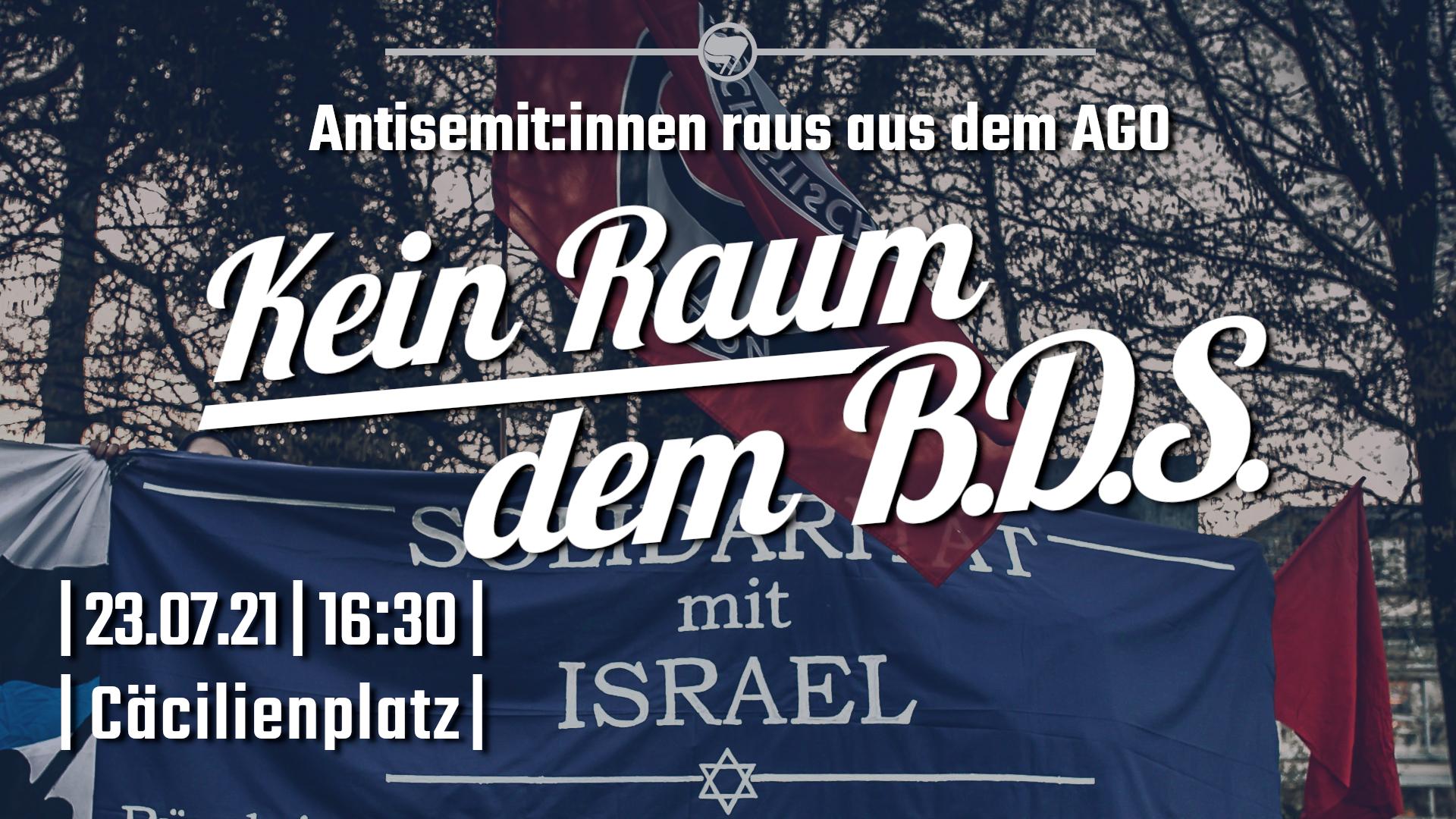 Auf dem Bild ist ein blaues Transparent mit der Aufschrift "Solidarität mit Israel", sowie mehrere Antifa-Fahnen zu sehen. Darüber steht der Text "Antisemit:innen raus aus dem AGO - Kein Raum dem BDS" und "23.07.21, 16:30 Uhr, Cäcilienplatz". 