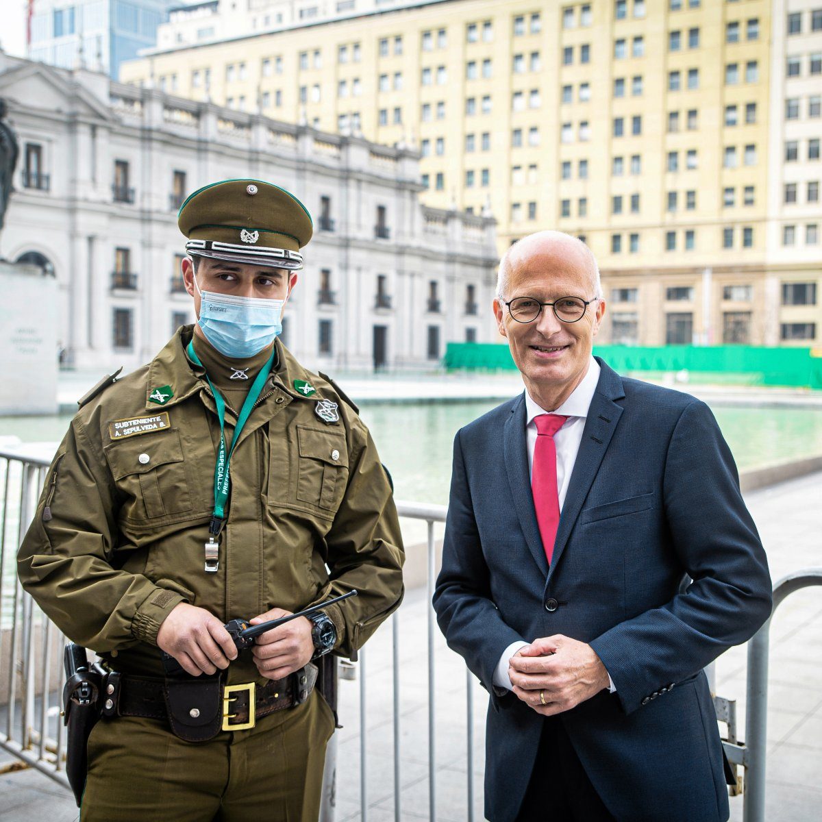 Beiss die Hand die dich füttert!