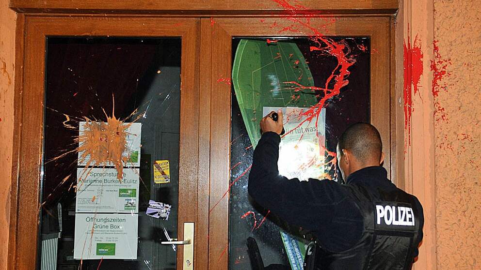 Der Feind steht rechts?